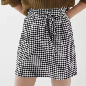 NY kjol Gina Tricot, XS, ord 299:- - Helt ny, aldrig använd jättefin kjol Ord pris 299:- Storlek 34 Kommer från ett djurfritt och rökfritt hem