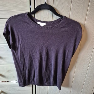 Svart stickad - En svart stickad tröja från H&M BASIC med korta ärmar 💞💖