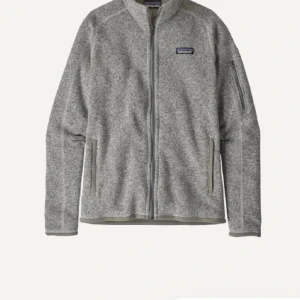 Grå fleecejacka från Patagonia - Säljer en stilren grå fleecejacka från Patagonia med hel dragkedja och två sidofickor. Knappt använd!💕🥰