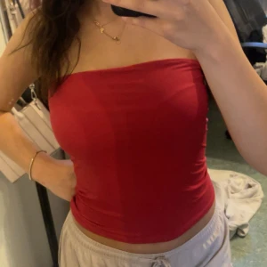 Röd bandeau tubtopp - Snygg röd bandeau tubtopp som sitter tight och ärmlös. Storlek xs men passar s också. Väldigt skönt material. Snygg röd bandeau tubtopp som sitter tight och ärmlös. Storlek xs men passar s också. Väldigt skönt material. Om man vill köpa flera bandeau toppar tillsammans (röd, vit och rosa) så skriv till mig så kan jag ge ett bättre pris. 