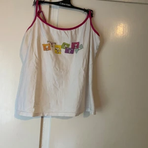 Snobben pyjamas set - Baksidan på linnet är helt vitt och shortsen ser likadan ut på baksidan. Snörena på linnet på trasiga men ihopknutna så fungerar fortfarande som vanligt 