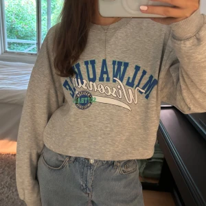 Sweatshirt med tryck - Ljusgrå sweatshirt med tryck