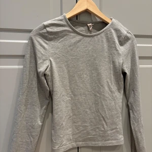 Grå långärmad topp från Nelly XS - Inga defekter💘