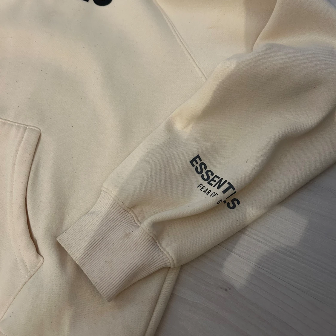 Essentials hoodie i beige med tryck - 2