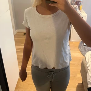 Beige croppad t-shirt  - Enkel och fräsch beige t-shirt med croppad passform och rund halsringning. Den är från brandy Melville och har därför ingen storlek💖