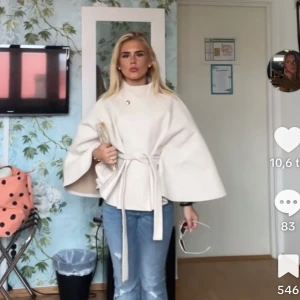 Poncho från Nelly! - Säljer denna jättesnygga poncho från Nelly! I nyskick och lappen är kvar! I storlek s men passar både mindre och större storlekar!