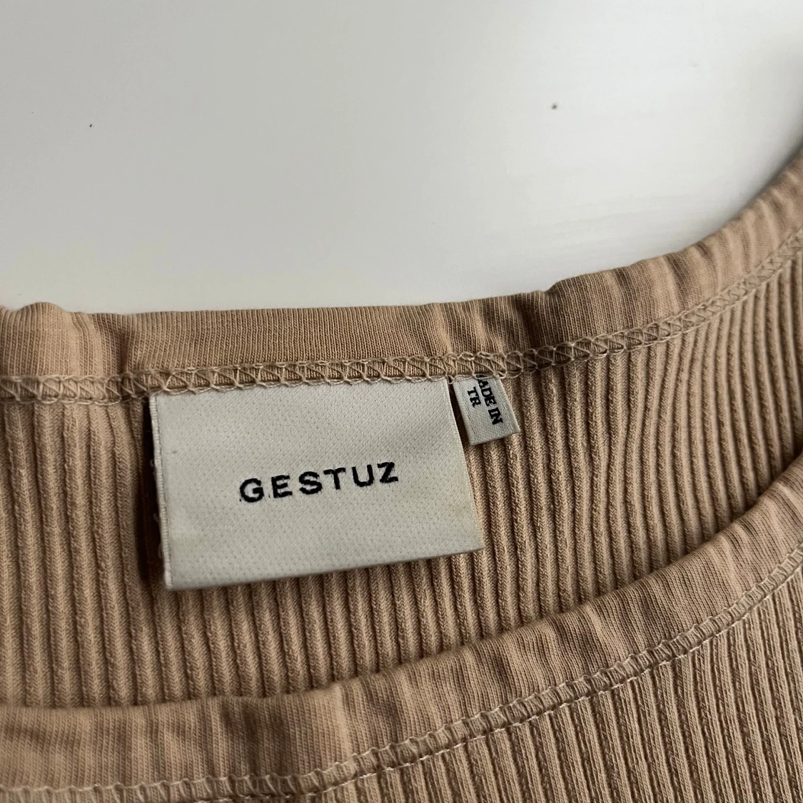 Beige ribbad linnetopp från Gestuz - 2