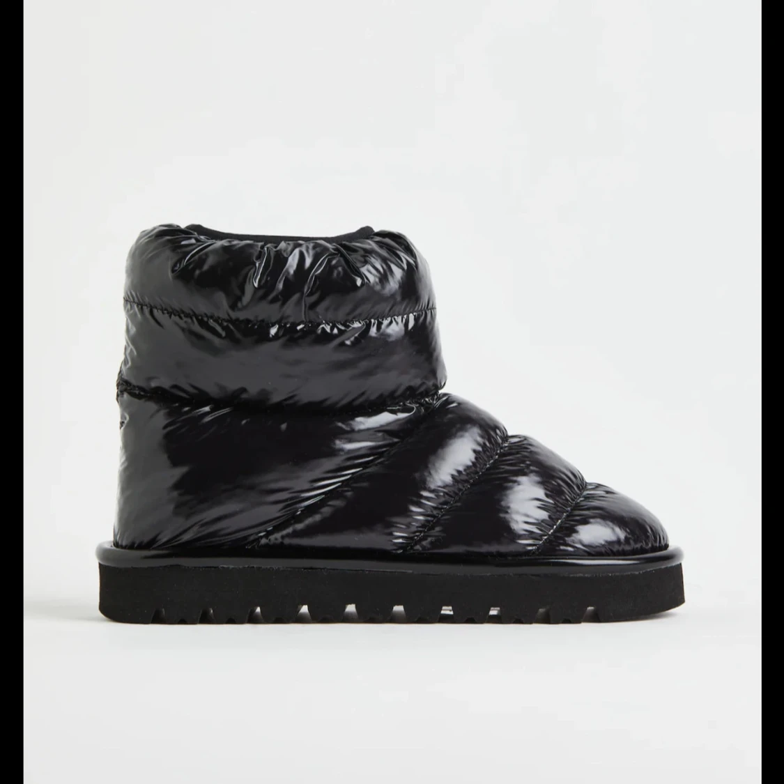 Svarta uggs i glansigt material