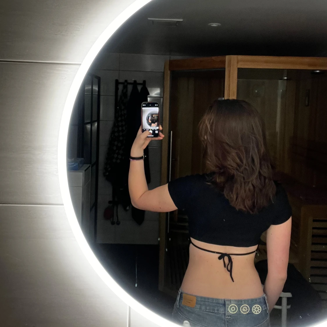 Svart croppad topp med knyt i ryggen - 1