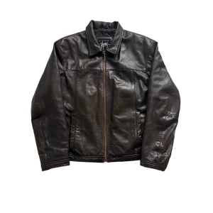 Brun vintage läderjacka  - Perfekt vintage skick inga som helst brister! Storlek xl på lappen i herr size men sitter mer som en boxy medium/large. Vid minsta lilla är det bara att höra av sig.