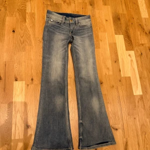 Cheap monday jeans - Märke: Cheap Monday (Weekday) Storlek: 25/30 Färg: Cloudy Blue - Mellanblå Passform: Booty Bei skinny bootcut Jeans från cheap monday i helt nytt skick. Storlek 25/30. De är endast testade. Jag fick hem de idag och de var för små för mig tyvärr och därför säljer jag dom. De är helt slutsålda i storlek 25/30 på hemsidan så passa på!! 