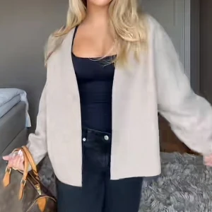 Beige kappa - Supersnygg populär kappa från vila, ”VIJUICE V-RINGAD JACKA” köpt för 530kr, använder inte då jag köpt en annan, inga defekter💕