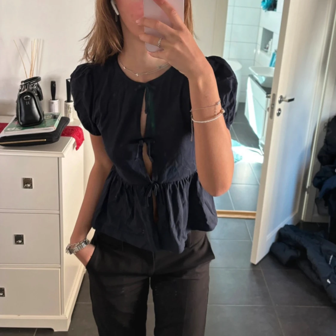 Svart blus med knyt och puffärm