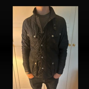 Barbour jacka - Säljer denna tvärfeta quiltade jackan från Barbour perfekt inför hösten🍂modellen är ca 180 cm lång och väger 70 kg. Tveka inte på att kontakta mig vid minsta fundering🙌