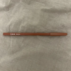 Caia läppenna bianca - Använd några få gånger. Superskön penna som håller bra. 