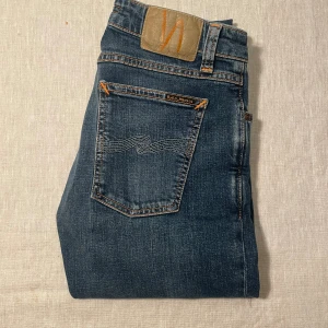 Blå jeans från Nudie jeans  - | märke: Nudie Jeans | plagg: jeans | skick: 9/10 | storlek: W29 L32 | nypris: 1500kr | mitt pris: 349kr | färger: blå | pris kan diskuteras | hör av dig vid minsta fråga eller fundering // MatteoResell |