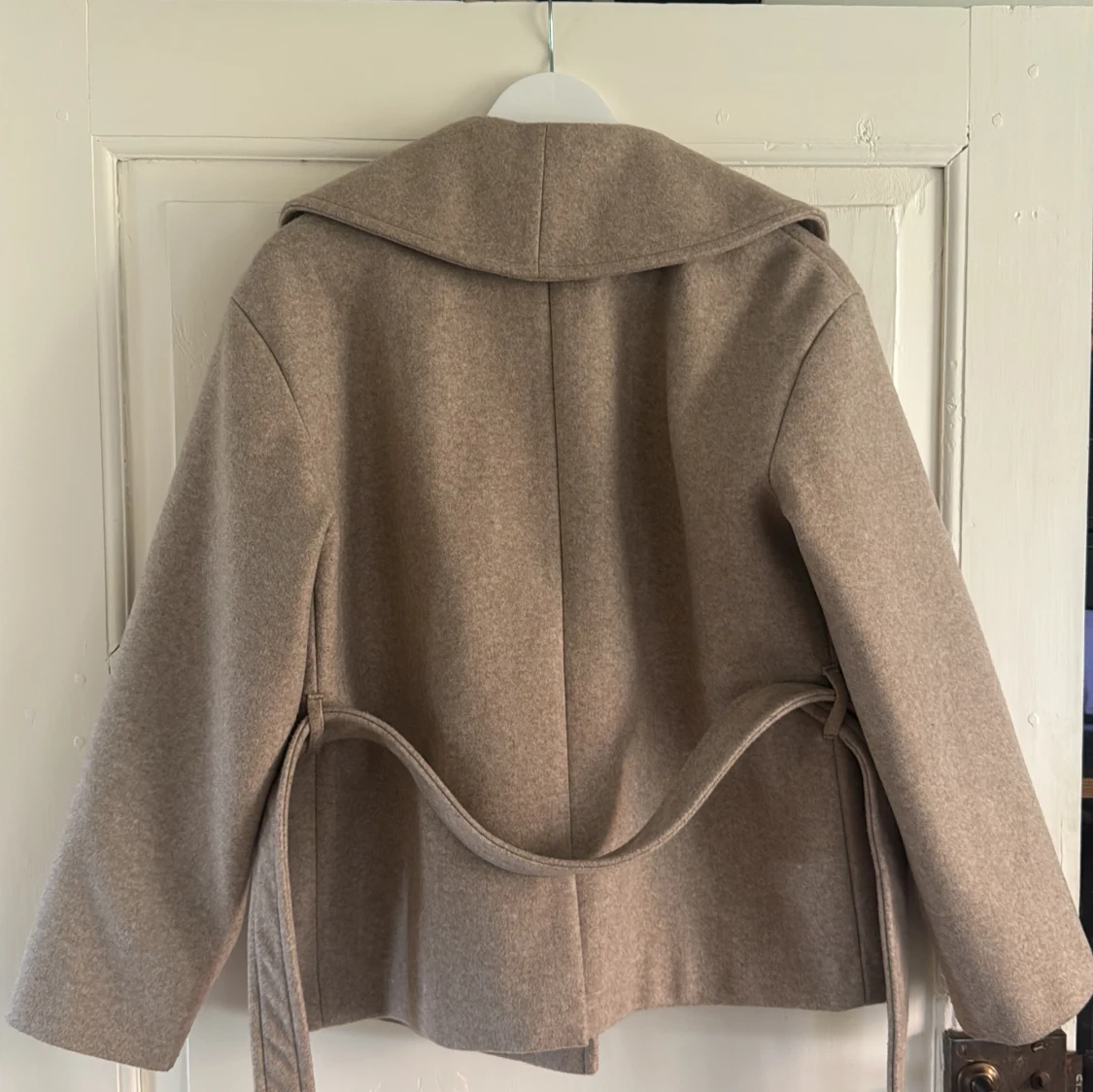 Beige kappa från Vero Moda med bälte - 1