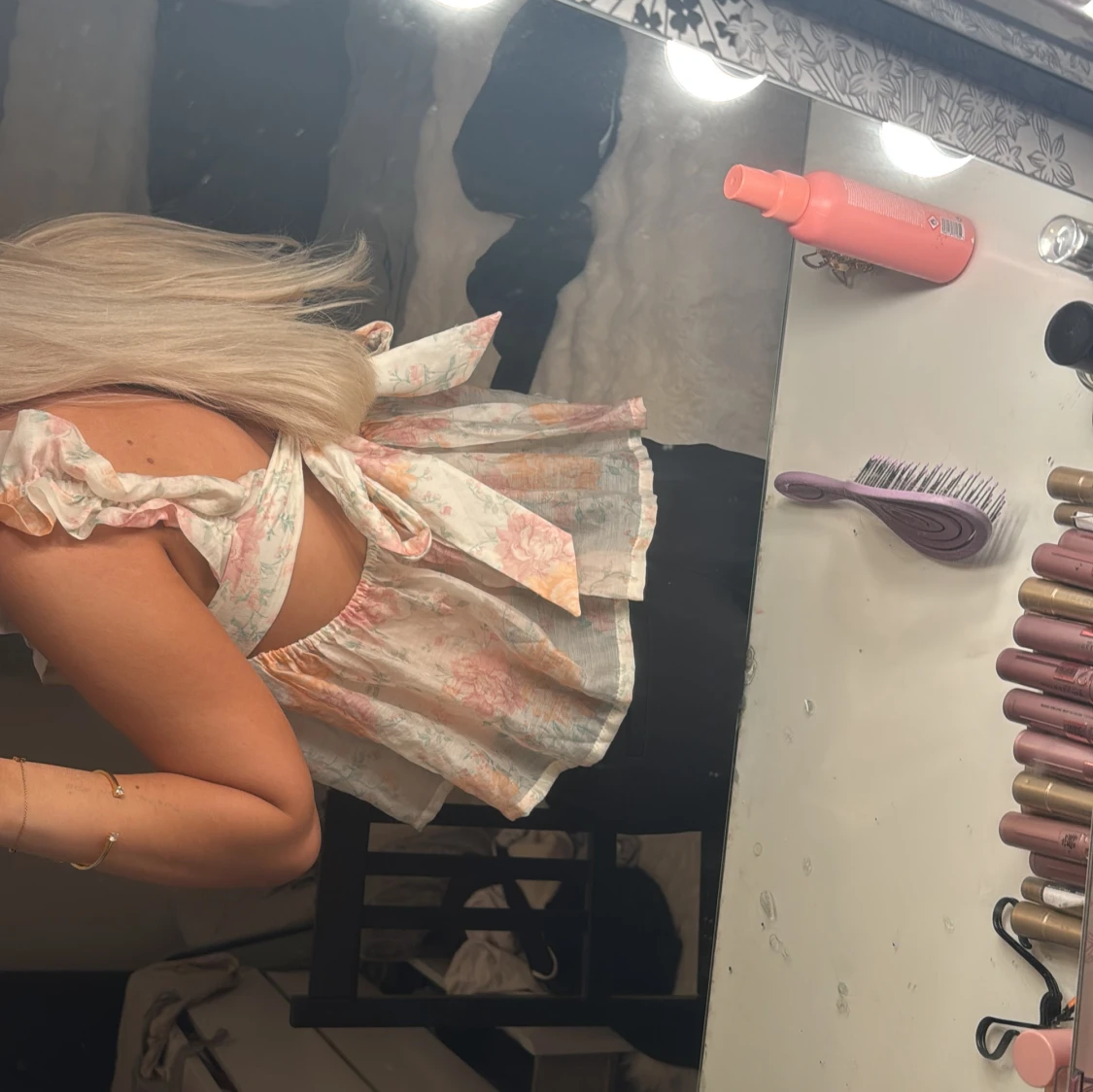 Blommig volangblus med knyt i ryggen - 1