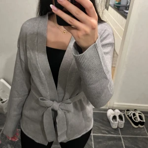 Grå kofta  - Mysig grå kofta från lager 157 med knyte i midjan  aldrig använd och finns ej kvar på hemsidan💗