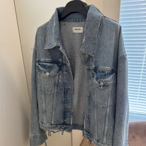 Oversized jeansjacka från Agolde - Säljer en oversized blå jeansjacka från Agolde i storlek small. Använd 1 gång