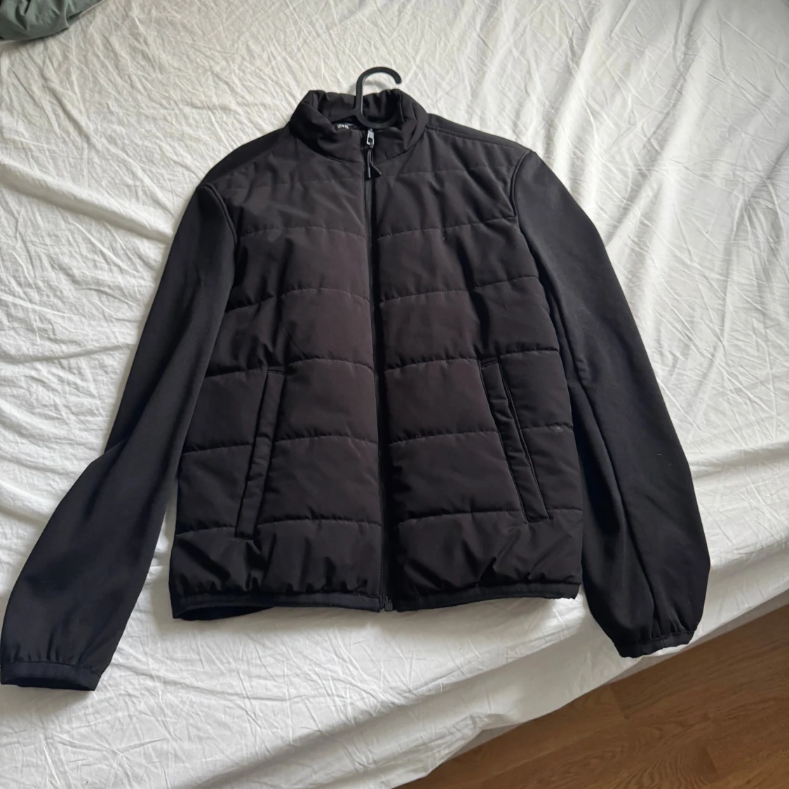 Svart pufferjacka med dragkedja