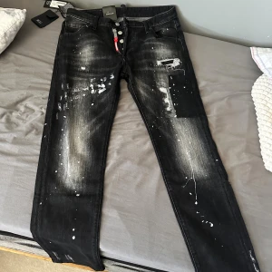 Jeans - Helt ny dem är 50 | 33,34 med dem är slim (skater jean). Ni har måtten på bilden ni kan gå ut ifrån