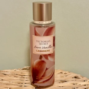 Victoria’s Secret Bare Vanilla Cashmere 250 ml - Victoria’s Secret Bare Vanilla Cashmere, 250 ml. Limited edition. Använd enligt bild. Givetvis förvarad mörkt och svalt. 