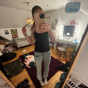 Ljusblå bootcut jeans från Perfect Jeans - Säljer ett par ljusblå jeans från Perfect Jeans i storlek 38. Modellen har bootcut-ben och klassisk femficksdesign. Jeansen är i mjukt denimtyg och har låg midja. Perfekta för dig som gillar en avslappnad och trendig look.