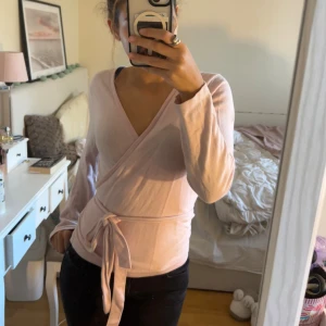 Ljusrosa omlottröja  - Jättesöt ljusrosa omlotttröja från Newhouse. Säljer då den är för stor 💞💞