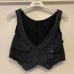 🍒Vintage y2k väst🍒 - 🍒WILD WEST🍒Snygg unik bleksvart väst med knappar framtill, råa kanter och två fickor med lock. Kommer i ett stretchigt mjukt bomullstyg.🍒