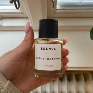 Essnce Irresistible Enigma Parfym - Helt ny parfym från Essence som jag säljer eftersom doften inte var något för mig!💗 bara använd 1 gång. Doften är inspirerad av Prada Paradox parfymen🤩