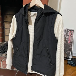 Beige långärmad tröja från Kappahl - Säljer en stilren beige långärmad tröja från Kappahl. Tröjan har en diskret ribbad struktur och rund halsringning. Perfekt för dig som gillar en enkel och clean look. Materialet är mjukt och skönt, passar bra till både jeans och mjukisbyxor.