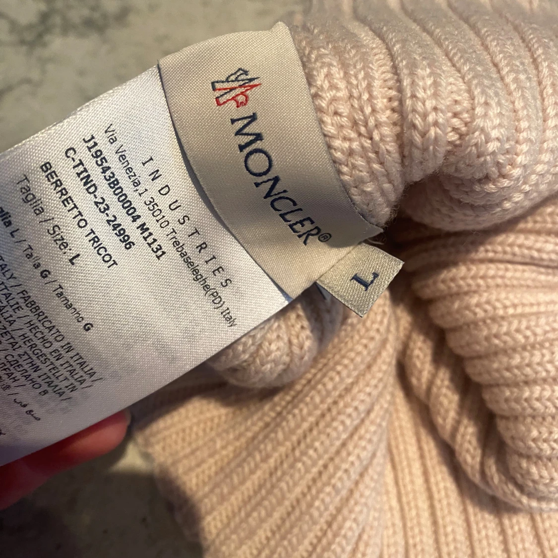 Ljusrosa ribbstickad mössa Moncler - 2