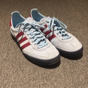 Addidas Jeans Sneakers Ljusblå/vinröd - En Unik sneaker från addidas med många olika detaljer. En riktig bra höstsko och priset går att prata om. Också en riktig cool sko som inte säljs mycket av.