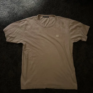 Acne Studios T-shirt  - Tja säljer nu min Acne Studios T-shirt, skick 8/10 använd enbart ett fåtal gånger. Vid funderingar tveka inte på att höra av dig:)