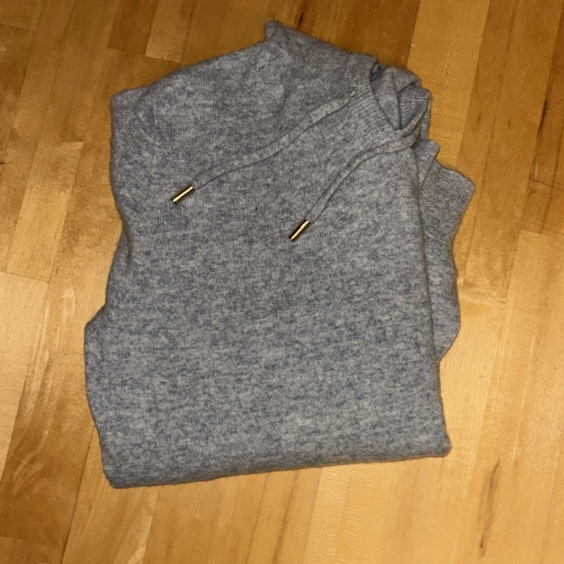 Grå stickad hoodie - 1