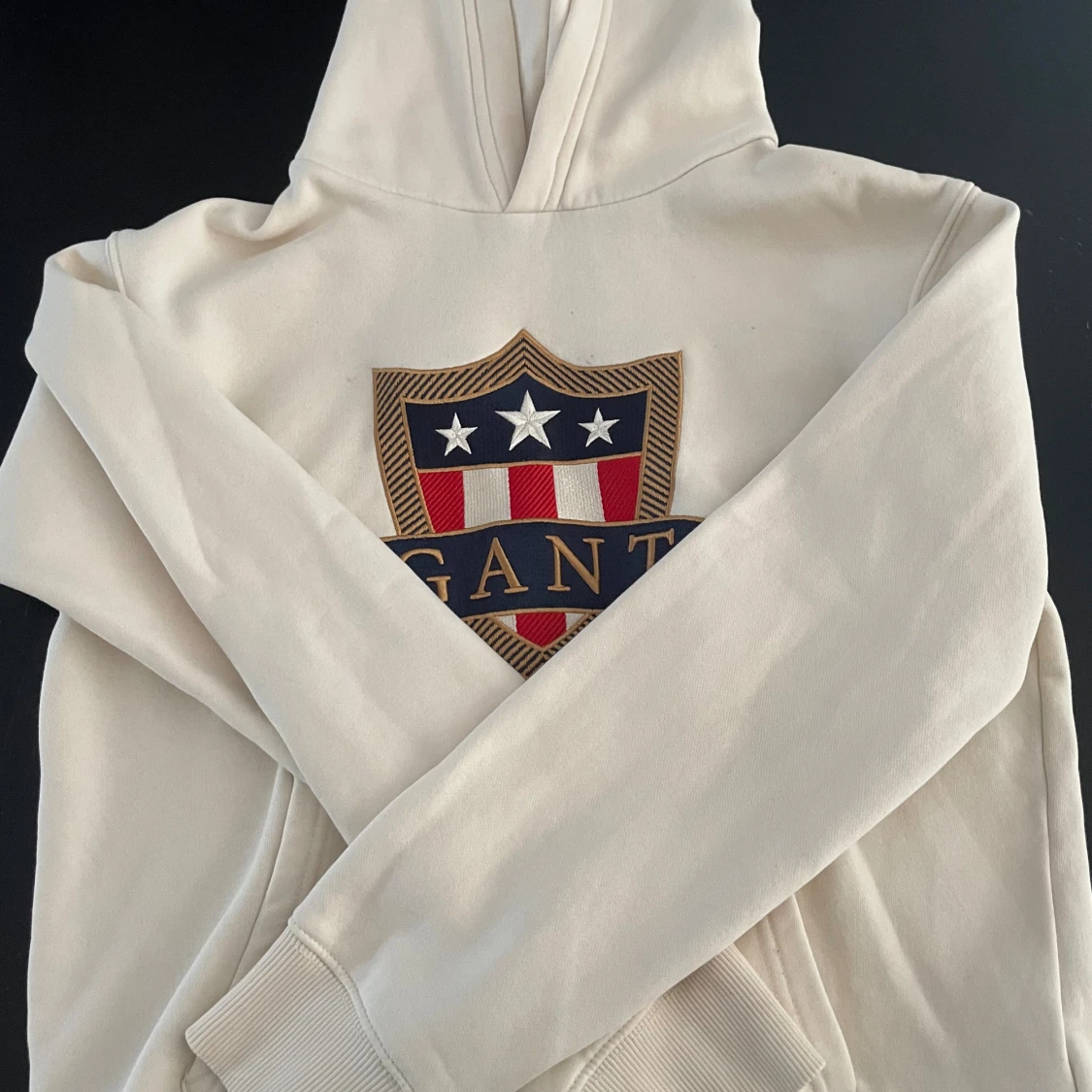 Krämvit hoodie från GANT med emblem - 1