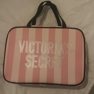 Victoria's Secret Randig necessär   - Superfin necessär från Victoria's Secret som tyvärr inte kommer till användning