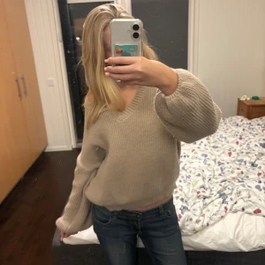 Beige stickad tröja - Säljer en beige stickad tröja med v-ringning ifrån Shein i st S💗Aldrig använd, ganska kort och lite större i armarna!