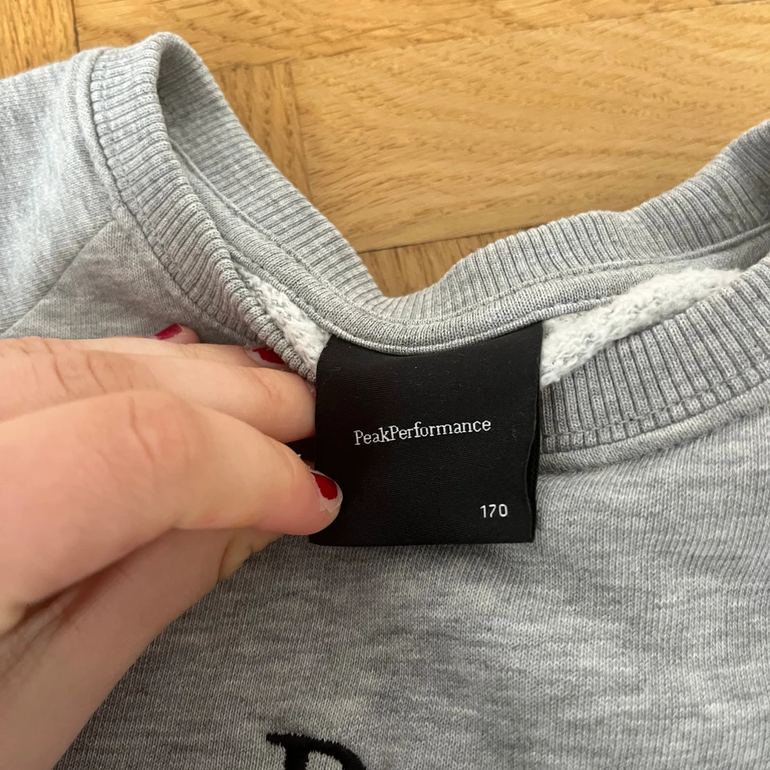 Grå sweatshirt från Peak Performance - 1