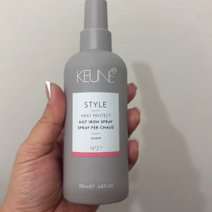Keune Style Heat Protect Spray - Nytt!!! Keune Style Heat Protect Hot Iron Spray i en stilren grå plastflaska med spraymunstycke. Innehåller 200 ml och är perfekt för att skydda håret mot värme vid styling. Enkel att använda och snygg att ha framme i badrummet.