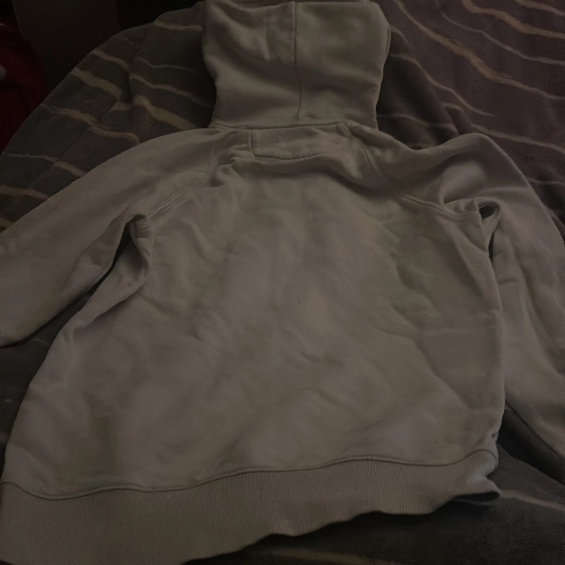 Vit hoodie från GANT med röd logga - 1