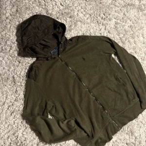 Ralph Lauren Cardigan - Säljer denna riktigt snygga Ralph Lauren Cardiganen. Den är i bra skick utan defekter och är i storlek S. Bara att skriva över frågor och funderingar.