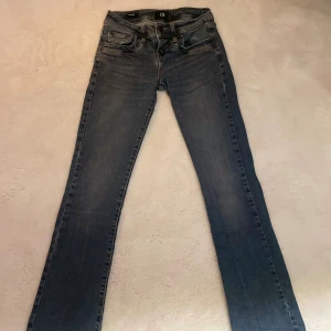  LTB jeans  - Snygga blåa bootcut ltb jeans i modell valerie. Storlek 24/30🩷 midjemått: 31 cm. Innerbenslängd: 70cm🩷. Nypris är 799kr