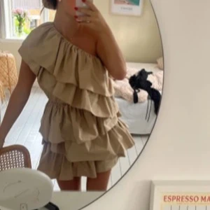 Hm consious exclusive klänning - Fin klänning med volanger i oneshoulder stil❣️nypris:1500kr säljer då den tyvärr blivit för liten för mig som bär S