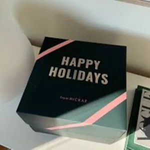 Hickap adventskalender 2025 - Kan fraktas, går även bra att mötas i Stockholm. 