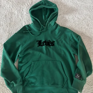 Levis hoodie -  Säljer en grön Levis hoodie, den är i storlek s och så gott som ny. Använd typ 2 gånger. Fråga bara om de e nått🤗