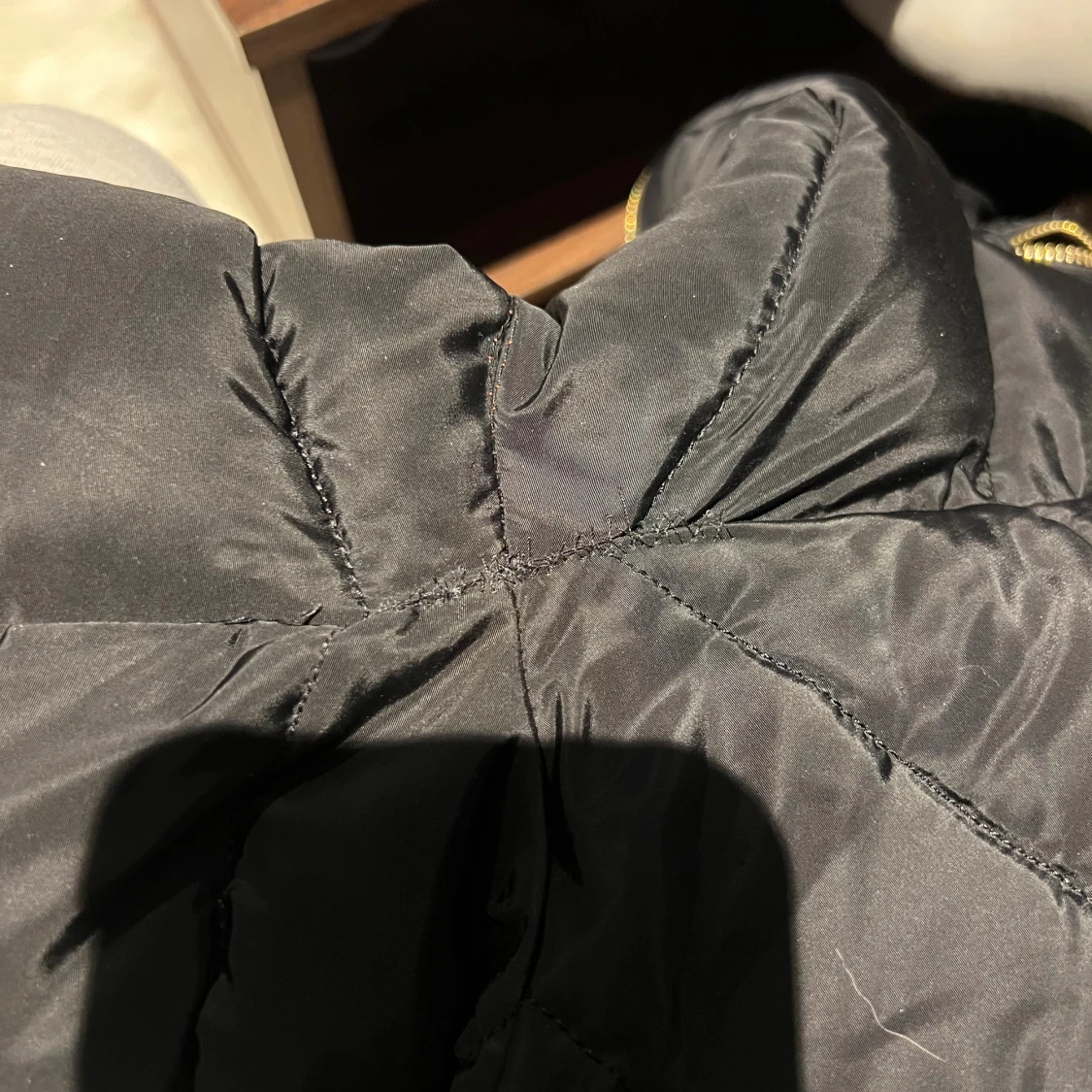 Svart pufferjacka med fuskpäls från Rocco Barocco - 4