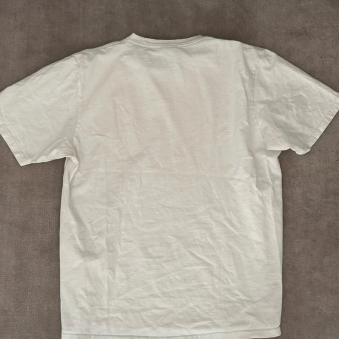 Vit Stüssy t-shirt med grafiskt tryck - 3
