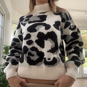 Stickad tröja med halv polokrage  - En stickad tröja från Zero i storlek 34 (XS). Tröjan är ny med prislapp men har lite smink inuti kragen från att blivit testad (fråga om bild). Överlag är tröjan i nytt skick. Nypris 999kr. Material: 50% organisk bomull, 50% akryl. Jag skickar ditt köp inom 24h. Se liknande plagg i min profil!